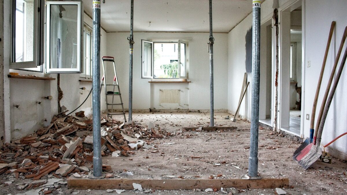 Innenansicht einer Baustelle: Raum mit Stützmauern und heruntergeschlagenem Verputz, Schutt auf dem Boden