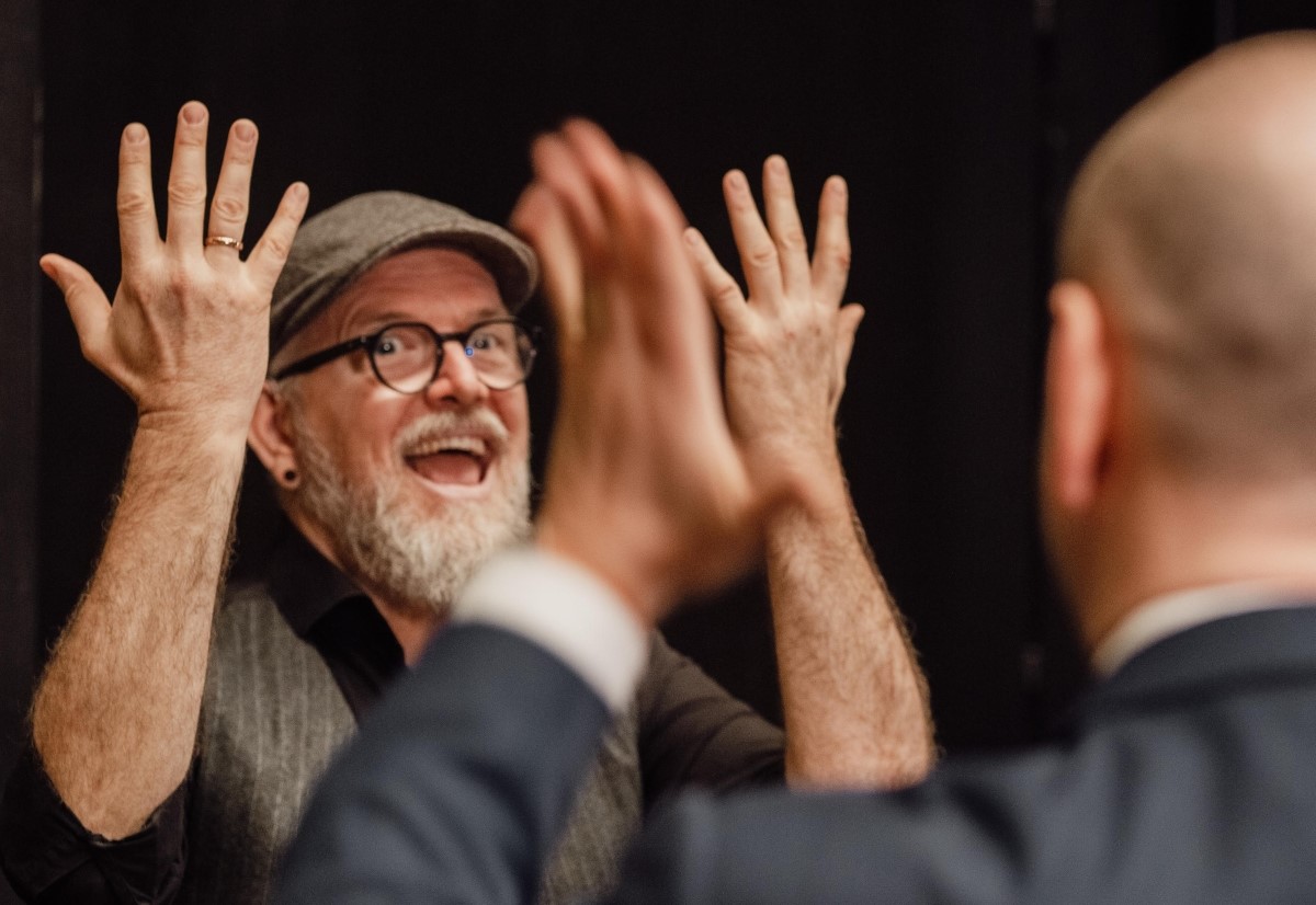 2 männer unterhalten sich in Gebärdensprache