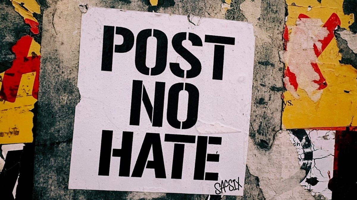 Graffiti mit Schriftzug "Poste no Hate". Foto: Unsplash/Jon Tyson