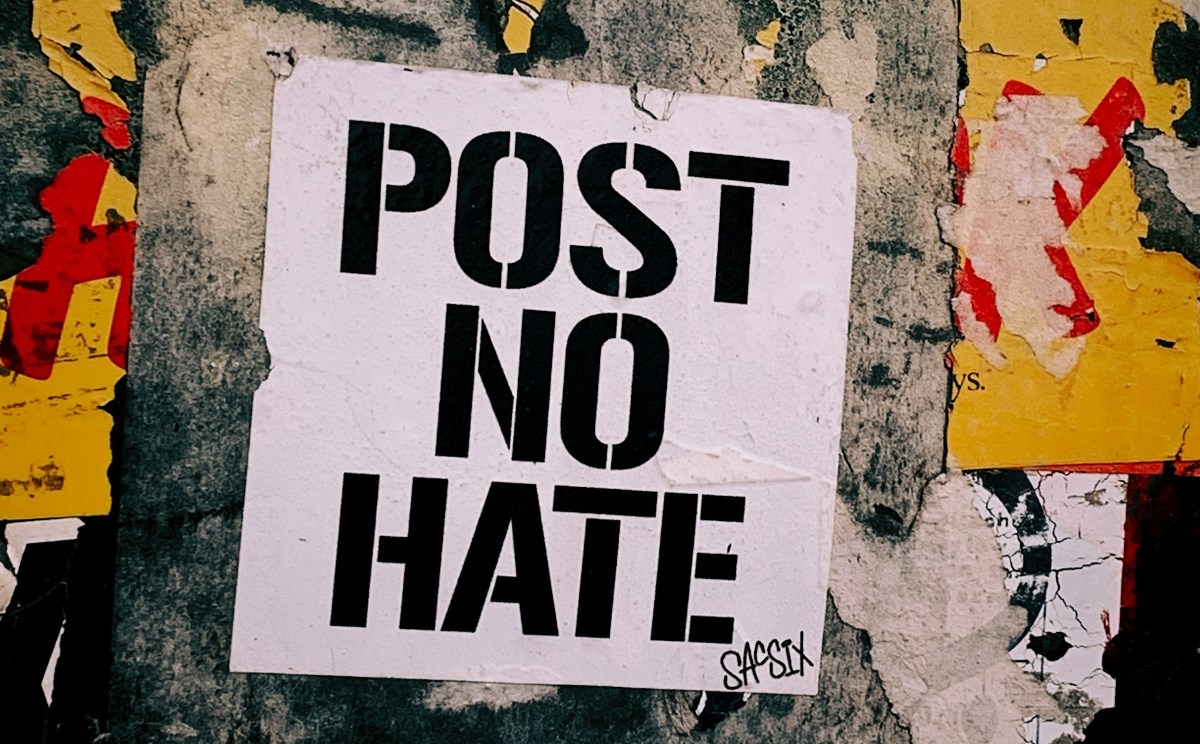 Graffiti mit Schriftzug "Poste no Hate". Foto: Unsplash/Jon Tyson