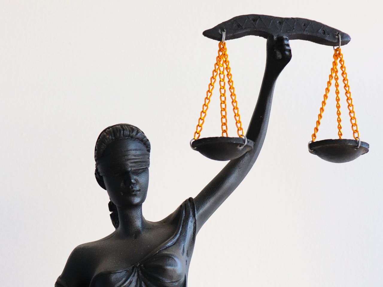 Justizia-Statue mit Waage und verbundenen Augen