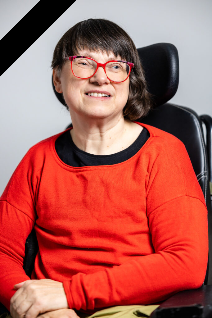 Portraitfoto von Roswitha Schachinger mit schwarzer Schleife