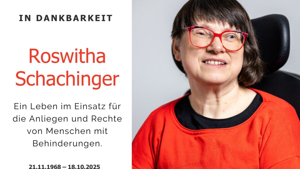 Portraitfoto von Roswitha Schachinger: Eine Frau mit braunem, halblangem Haar, roter Brille und rotem Pulli sitzt in einem Rollstuhl und blick in die Kamera. Text "In Dankbarkeit. Roswitha Schachinger. Ein Leben im Einsatz für die Anliegen und Rechte von Menschen mit Behinderungen. 21.11.1968 – 18.10.2025"