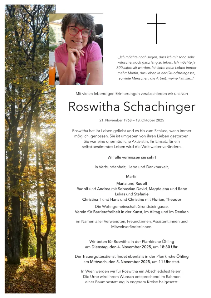 Parte für Roswitha Schachinger mit einem Foto, auf dem eine Frau mit braunem Haar und roter Brille, bekleidet mit einem rosa Shirt in die Kamera lächelt. Daneben ist ein Wald zu sehen.