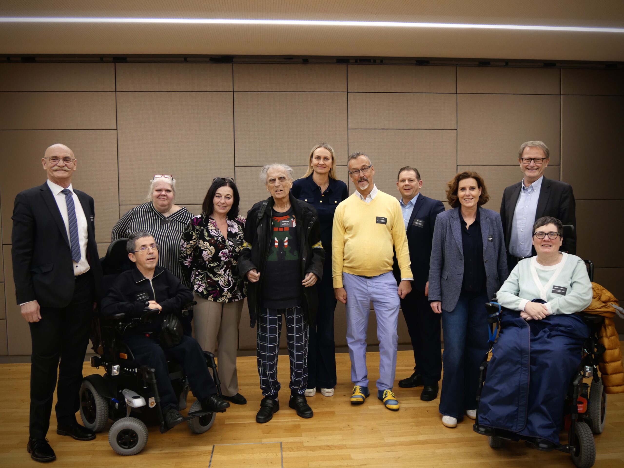 Gruppenfoto von 11 Personen des neu gewählten Präsidiums
