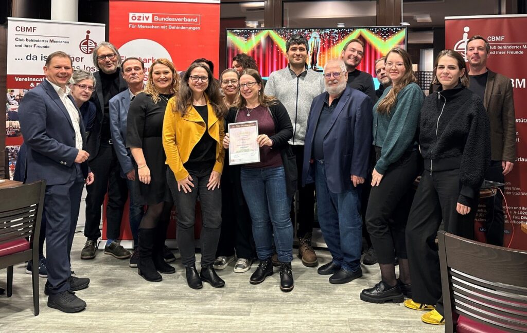 Gruppenbild mehrerer stehender Personen
