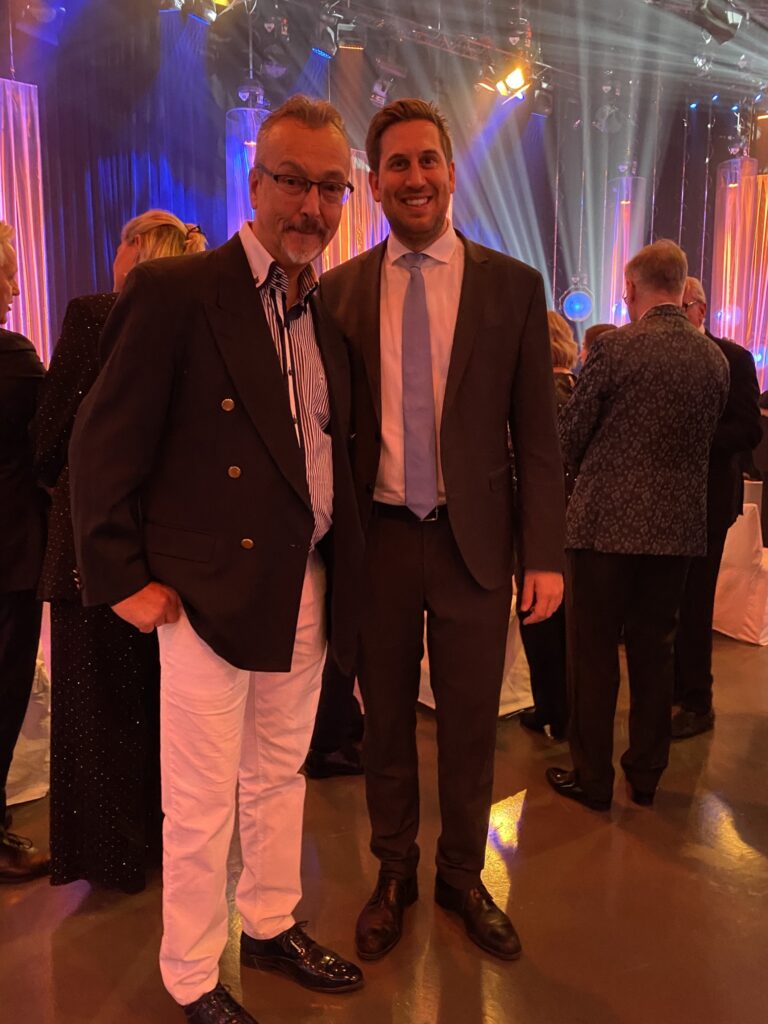 festlich gekleidete Menschen bei einer Gala