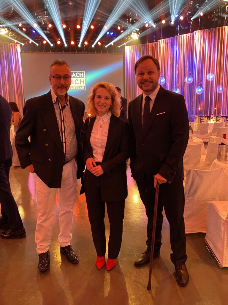 festlich gekleidete Menschen bei einer Gala