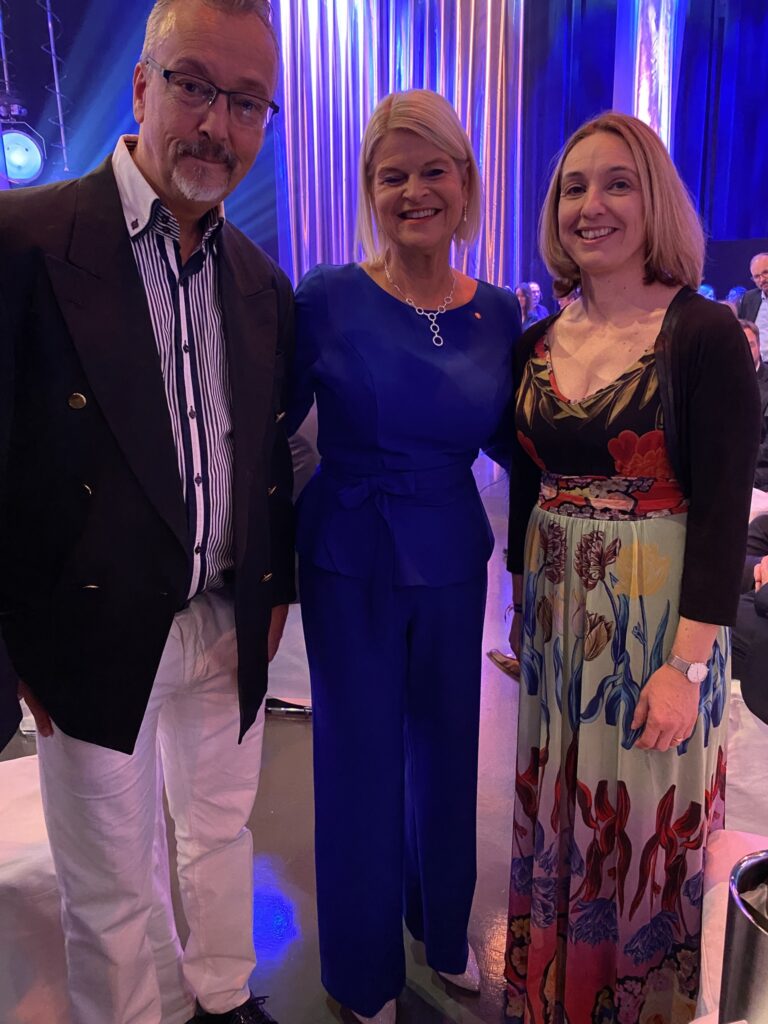 festlich gekleidete Menschen bei einer Gala