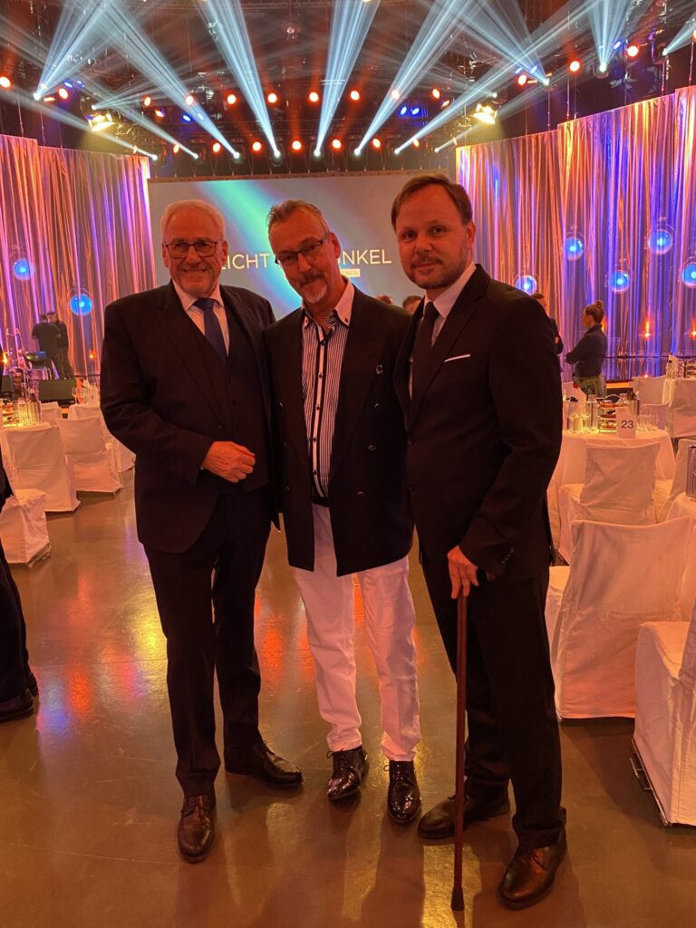 festlich gekleidete Menschen bei einer Gala