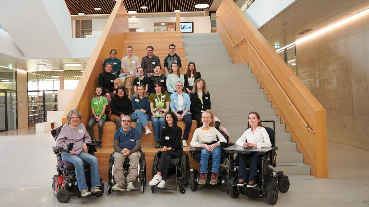 junge Menschen sitzen auf einer Treppe