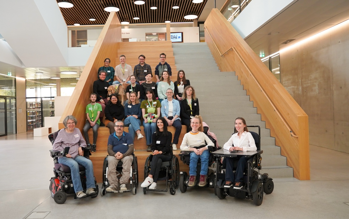junge Menschen sitzen auf einer Treppe