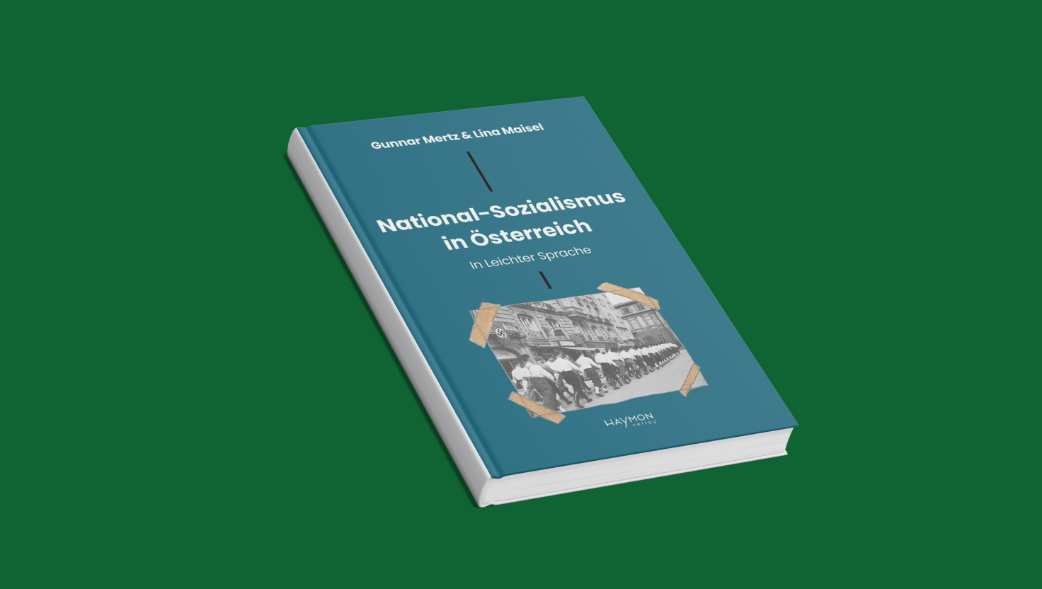 Cover des Buches mit dem Titel: "National-Sozialismus in Österreich. In Leichter Sprache." Auf dem Bild sind viele junge Männer zu sehen. Sie marschieren in einer Reihe. Sie sind von hinten zu sehen. Sie tragen dunkle Hosen und weiße Hemden. Auf einer Hausmauer hängt eine Hakenkreuz-Fahne. Am Rand sind vier gezeichnete Klebe-Streifen zu sehen.