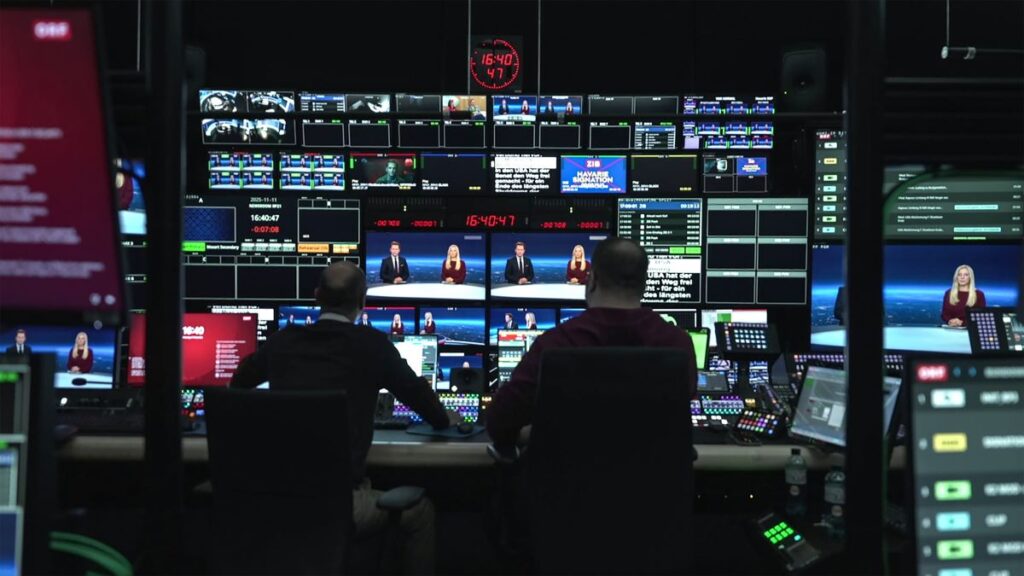 Blick vom Regieplatz der Zeit im Bild auf Monitore