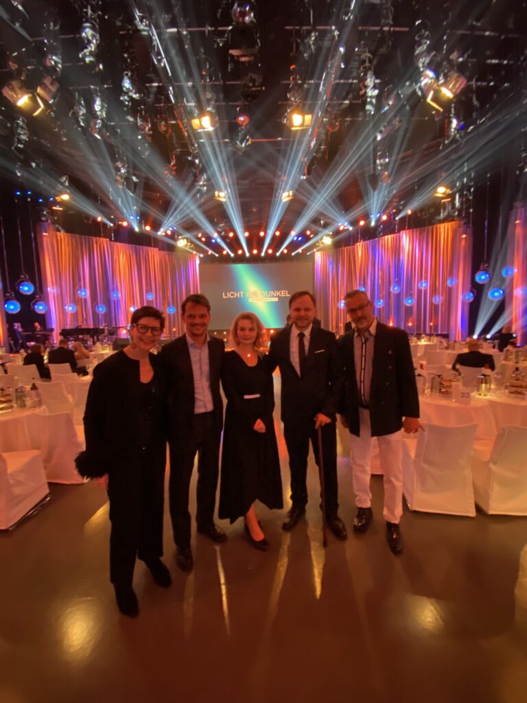 festlich gekleidete Menschen bei einer Gala