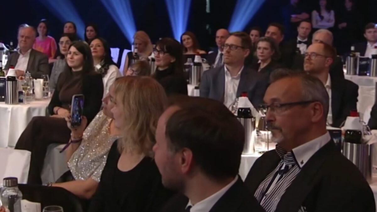 festlich gekleidete Menschen bei einer Gala