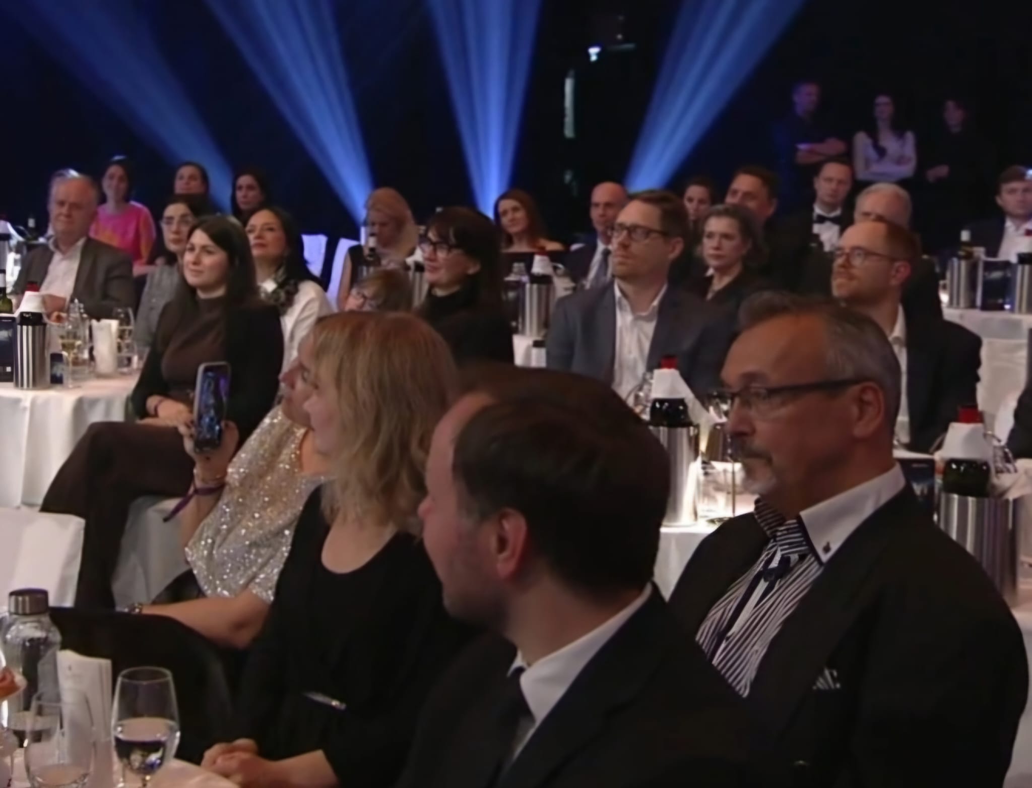 festlich gekleidete Menschen bei einer Gala