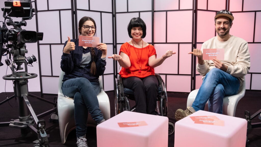 2 Frauen und ein Mann sitzen in einem TV-Studio