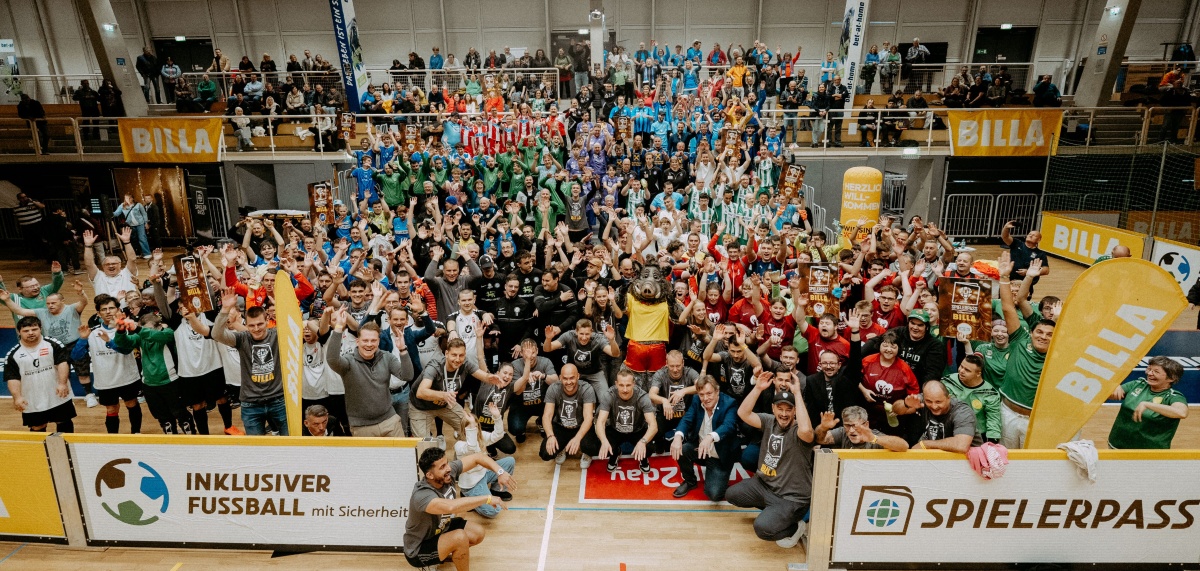 rund 200 Menschen in einem Gruppenfoto in einer Sporthalle