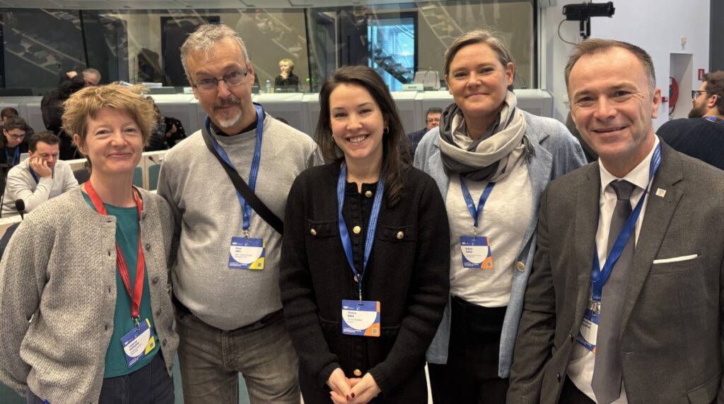 Gruppenbild 5 stehender Personen, 3 Frauen und zwei Männer, in einem Konferenzsaal