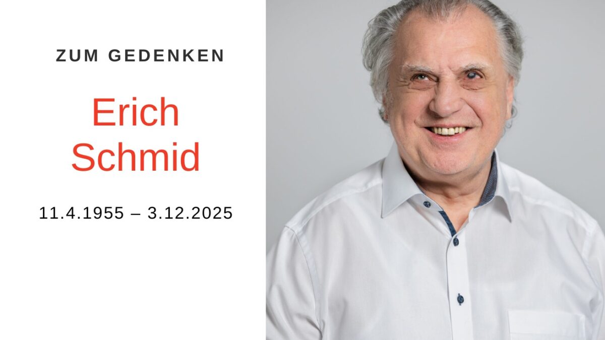 Mann mit grauem Haar trägt ein weißes Hemd und blickt in die Kamera. Text "zum Gedenken. Erich Schmid 11.4.1955 – 3.12.2025"