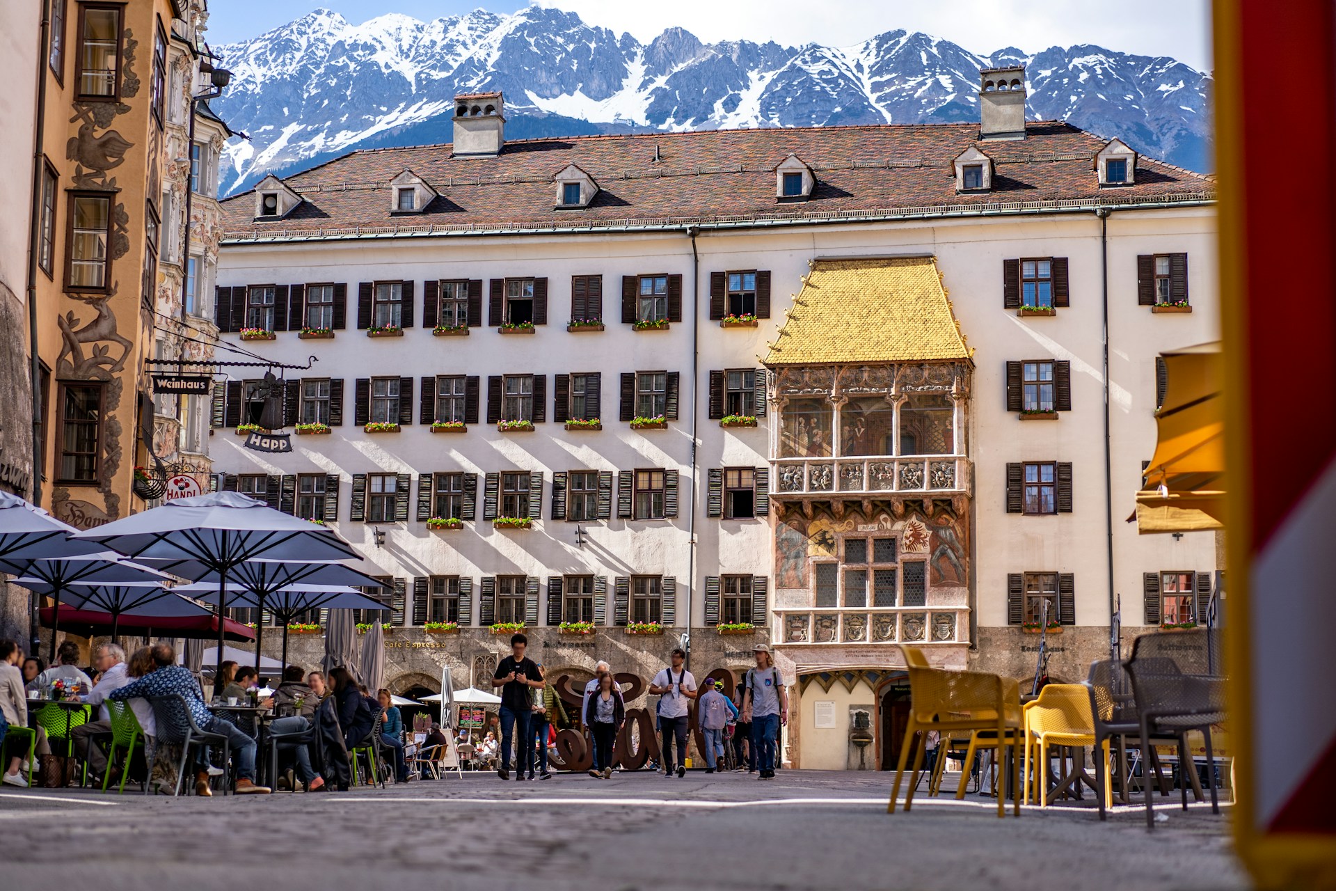 Häuseransicht Goldenes Dachl in Innsbruck, davor belebter Platz, Foto: Unsplash/Alin Andersen