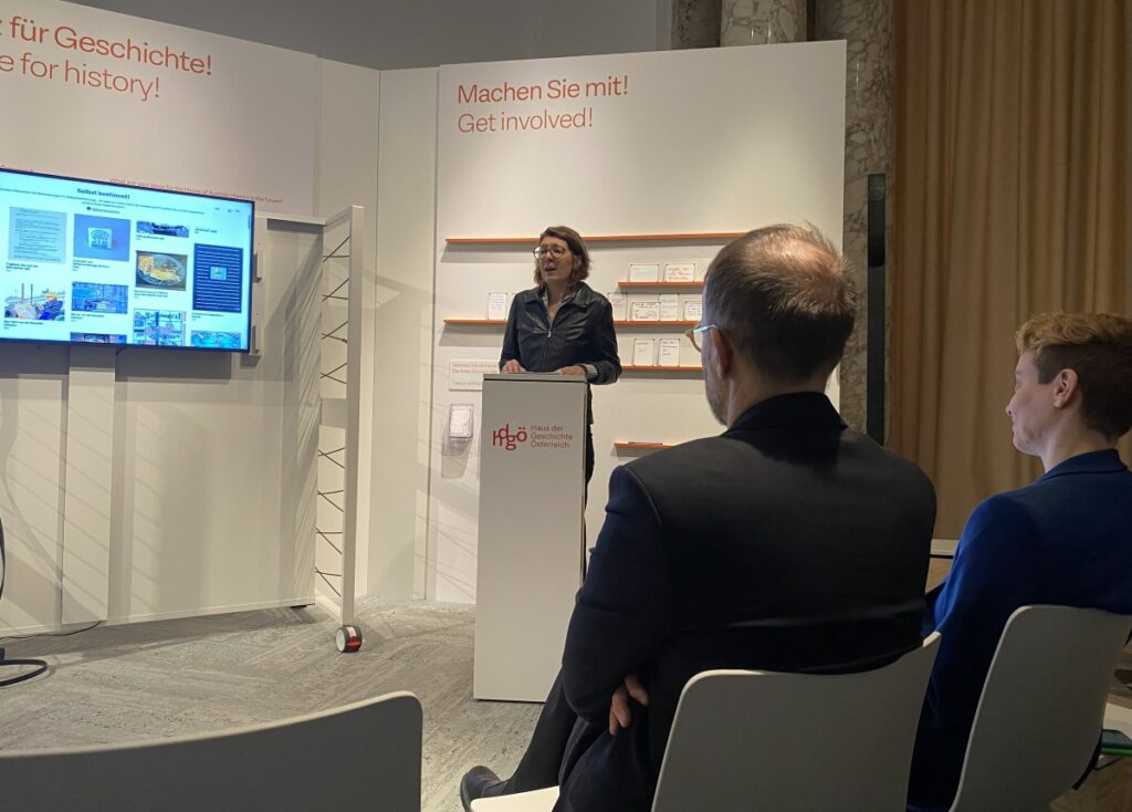 Eine Frau steht hinter einem Stehpult und hält eine Rede