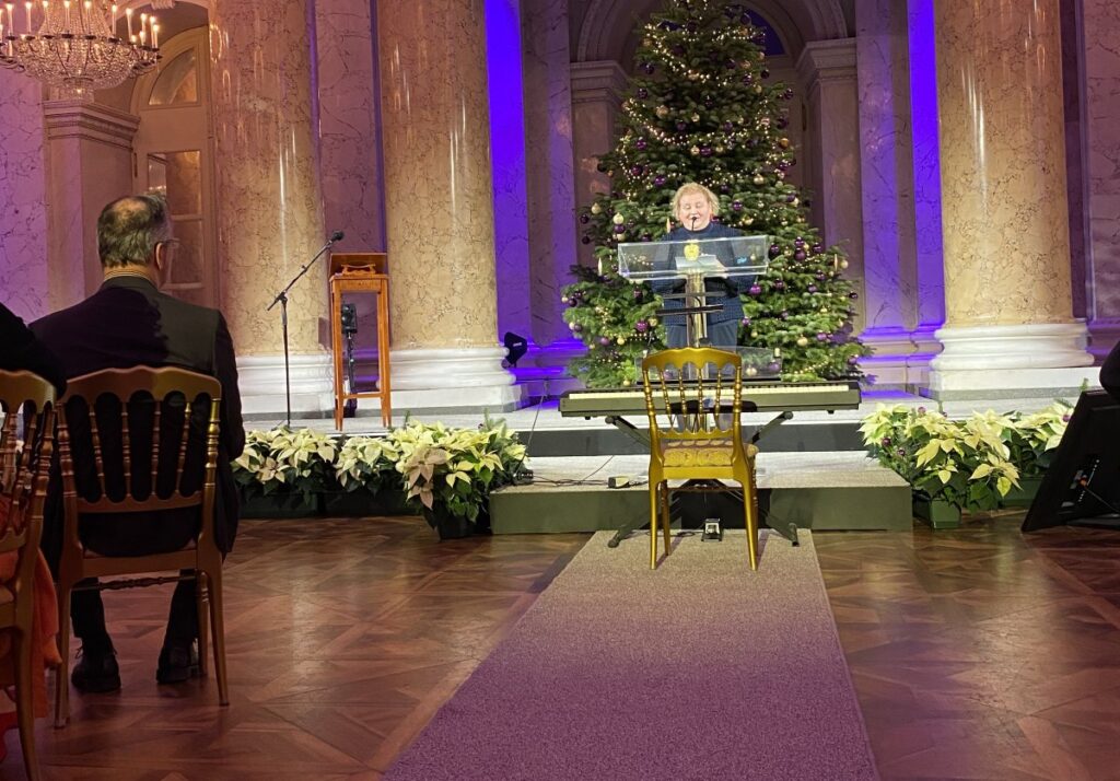 eine Frau steht auf einer Bühne und spricht