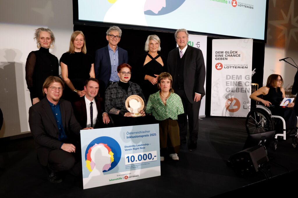 mehrere festlich gekleidete Personen auf einer Bühne