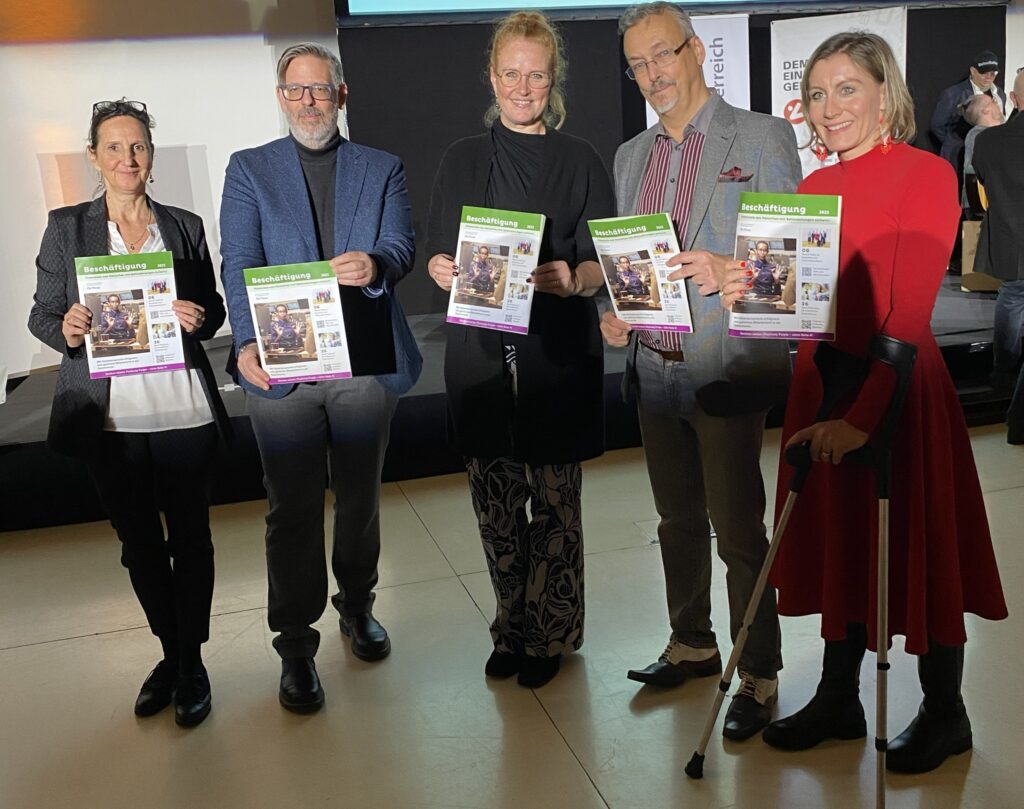 5 stehende Personen halten jeweils ein Magazin in Händen