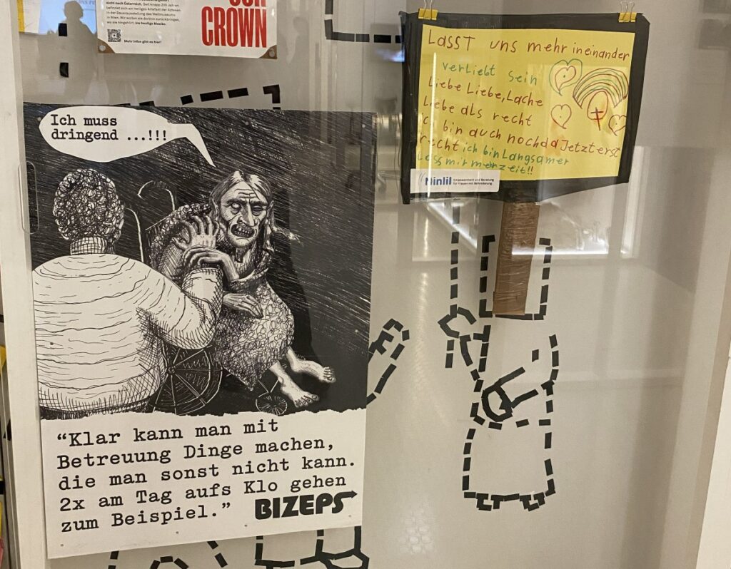 Mehrere Plakate hängen an einer Plakatwand