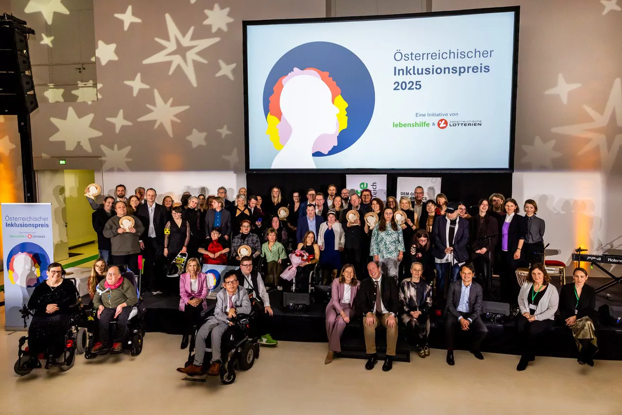 Gruppenfoto sitzender und stehender Personen auf einer Bühne