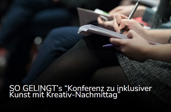 Nahaufnahme von Personen, die nebeneinander sitzen und in Notizblöcke schreiben. "SO GELINGT’S! Konferenz zu inklusiver Kunst mit Kreativ-Nachmittag"