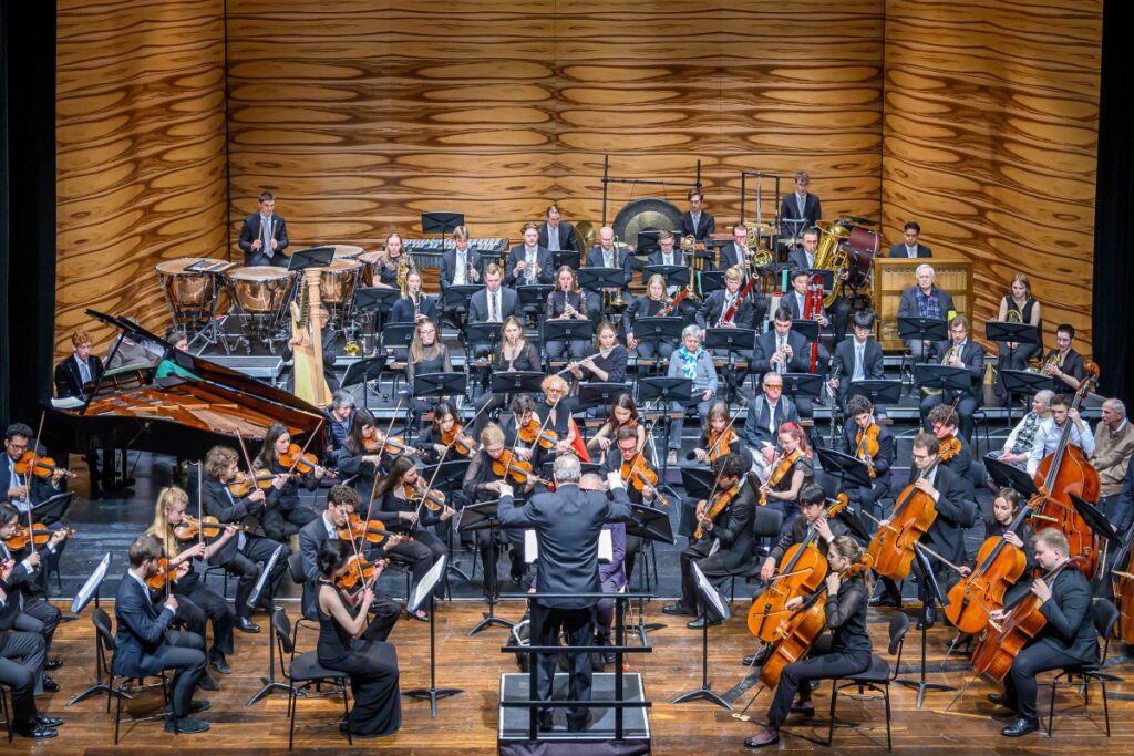 Orchester von oben fotografiert