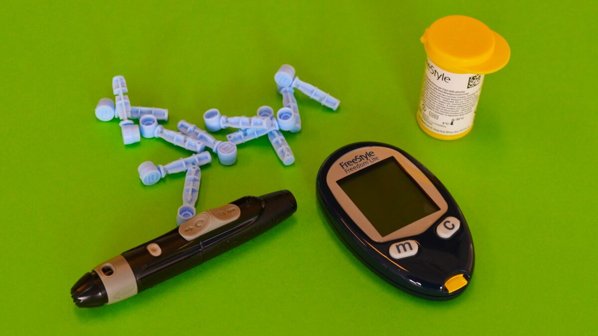 Blutzuckermessgeräte auf grünem Hintergrund; Foto: diabetesmagazijn.nl