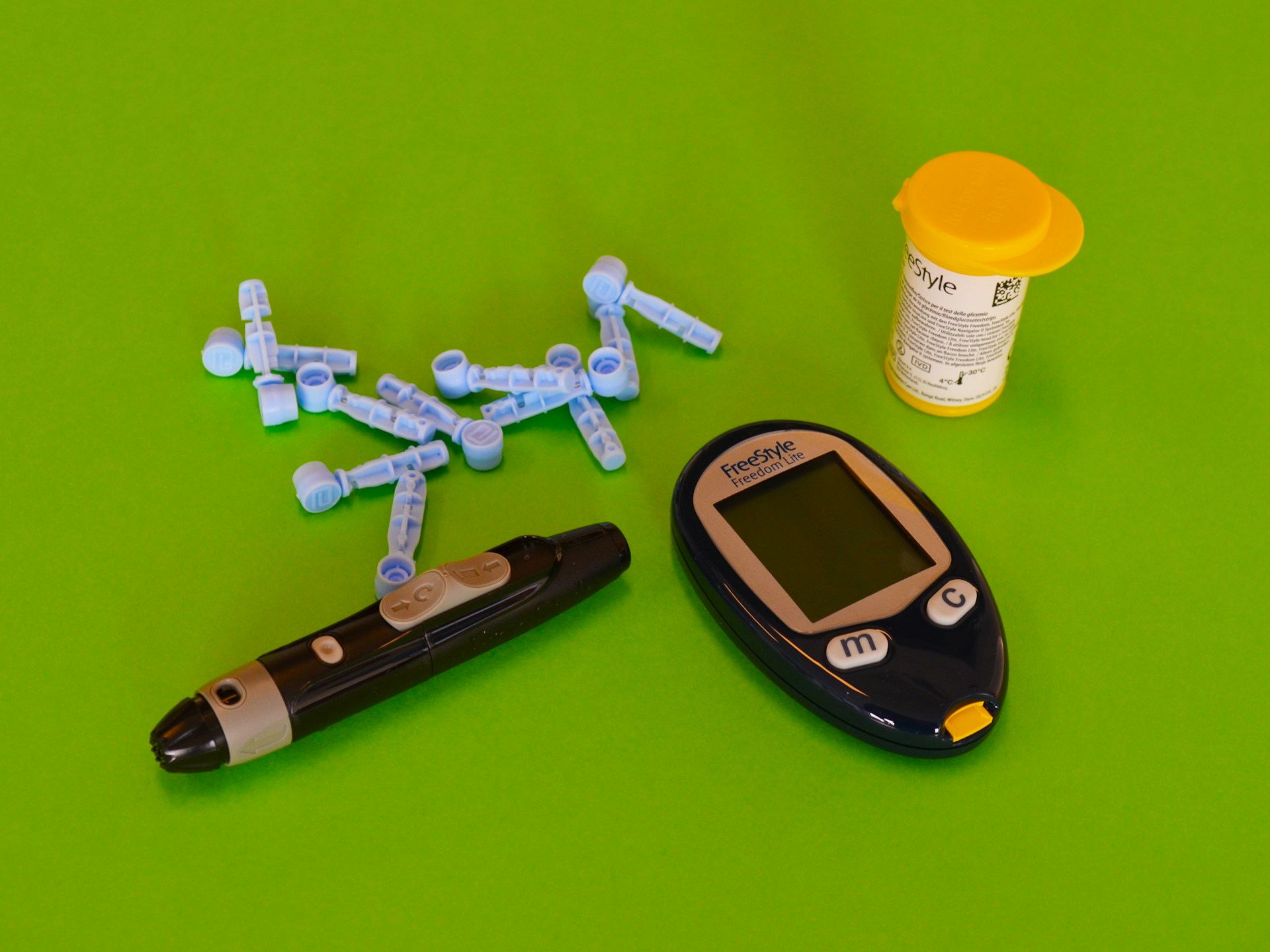 Blutzuckermessgeräte auf grünem Hintergrund; Foto: diabetesmagazijn.nl