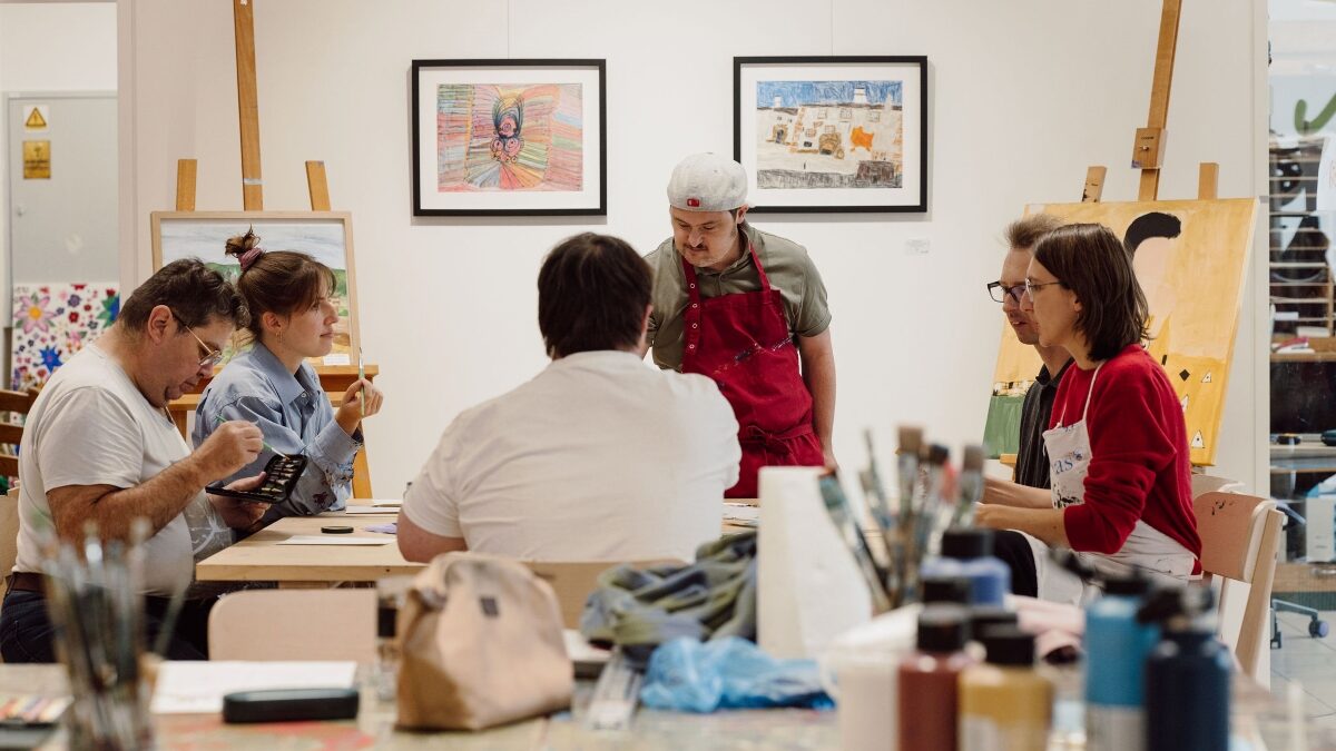Künstlerinnen und Künstler arbeiten in einem Atelier