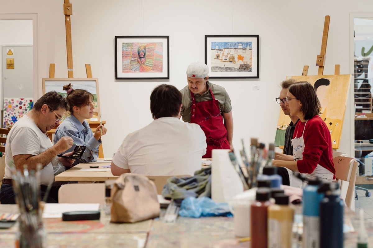 Künstlerinnen und Künstler arbeiten in einem Atelier