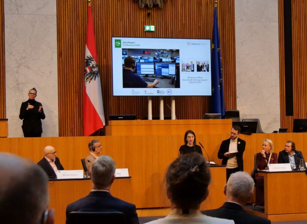 Zahlreiche Personen im Plenarsaal des Parlaments