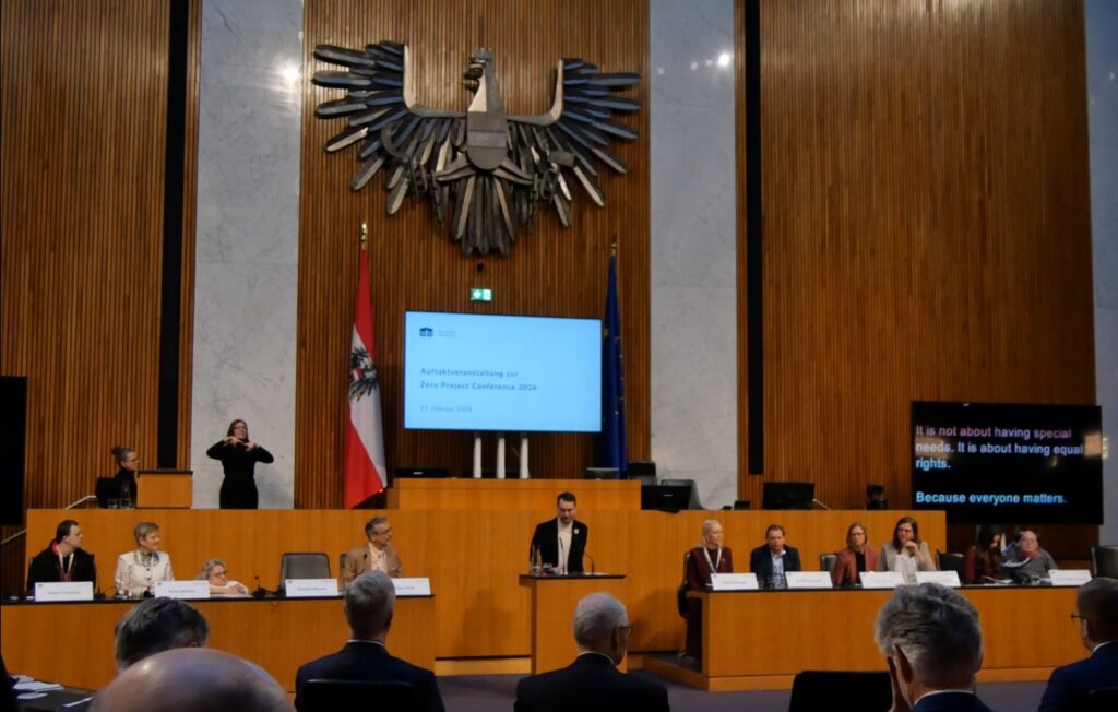 Zahlreiche Personen im Plenarsaal des Parlaments