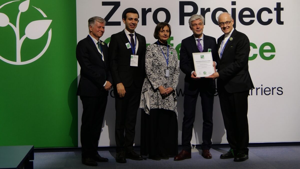Gruppenbild 5 stehender Personen, alle elegant gekleidet, im Hintergrund Banner "Zero Project"