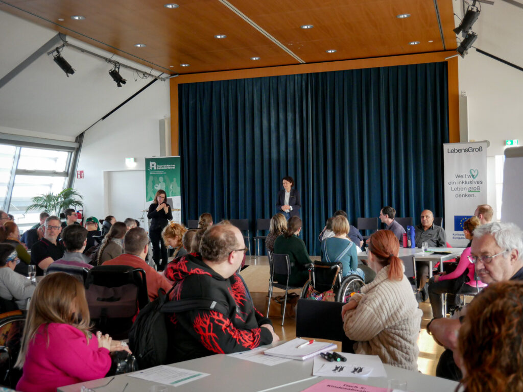 Susanne Maurer-Aldrian, Geschäftsführerin Lebensgroß, auf der Bühne