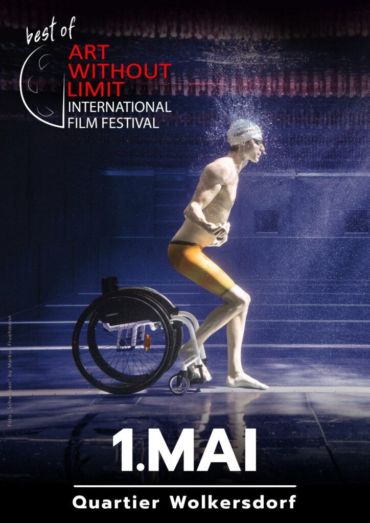 Ein Mann mit körperlicher Behinderung steht von einem am Boden eines mit Wasser gefüllten Schwimmbeckens stehenden Rollstuhl auf. Er trägt eine Badekappe. Über seinem Kopf befinden sich Luftblasen. Auf dem Bild steht der Schriftzug „Art Without Limit International Film Festival. 1. Mai Kultirwolke Wolkersdorf."