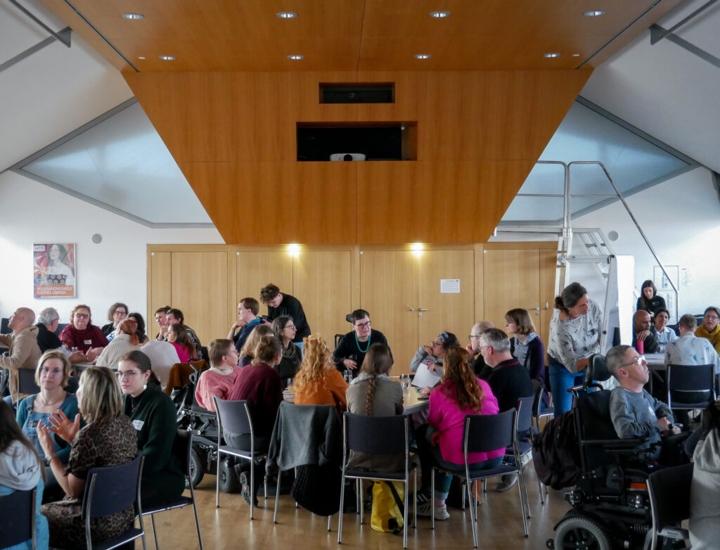 Die Teilnehmer*innen im Gespräch bei der inklusiven Diskussionsverabstaltung