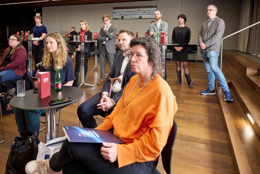 Mehrere Personen sitzen in einem Raum bei der Verleihung des Herbert Pichler-Inklusions-Medienpreises