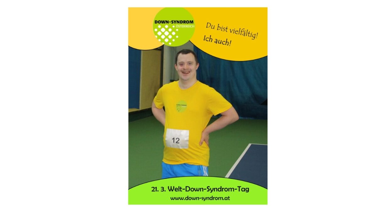 Poster zum Welt-Down-Syndrom-Tag 2026 mit einem lachenden Mann mit Down Syndrom in gelbem T-Shirt und Startnummer, darüber der Schriftzug „Du bist vielfältig – Ich auch!“ sowie Logo von Down-Syndrom Österreich