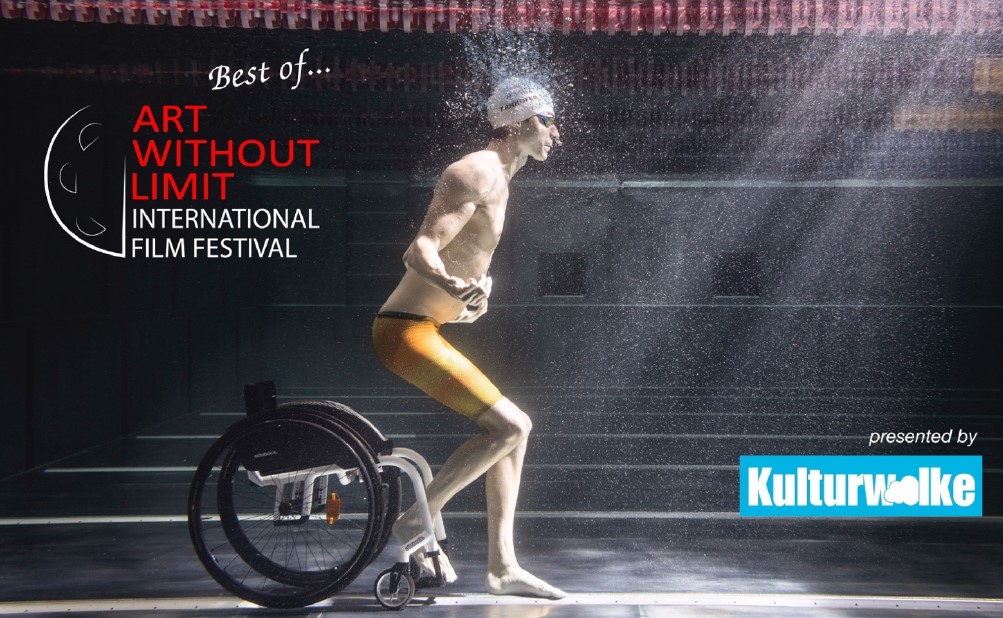 Ein Mann mit körperlicher Behinderung steht von einem am Boden eines mit Wasser gefüllten Schwimmbeckens stehenden Rollstuhl auf. Er trägt eine Badekappe. Über seinem Kopf befinden sich Luftblasen. Auf dem Bild steht der Schriftzug „Art Without Limit International Film Festival. 1. Mai Kultirwolke Wolkersdorf."