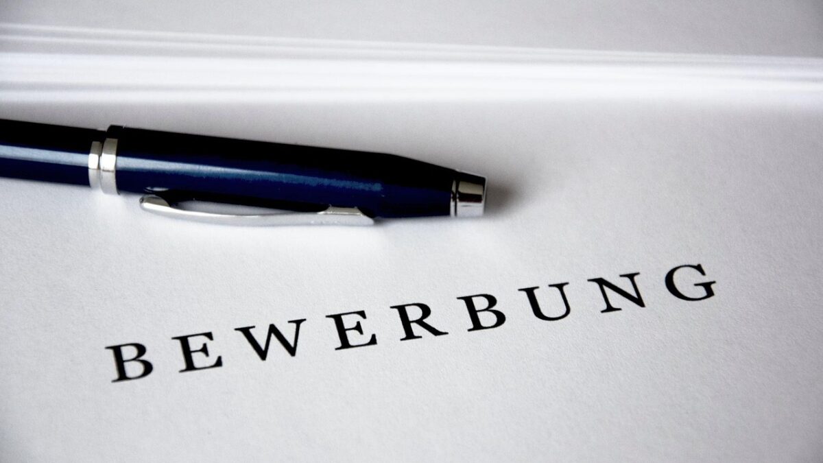 Papier mit der Aufschrift „Bewerbung“ und Kugelschreiber darauf.. Foto: Pixabay/loufre