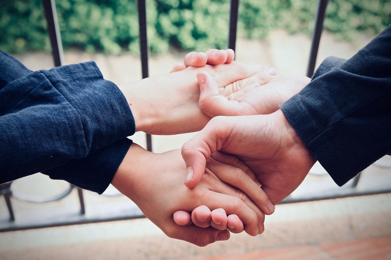 zwei Kinder geben einander die Hände, Foto: PixaBay, Luisella Planeta LOVE PEACE