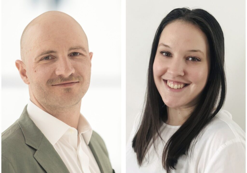 Porträtfoto der Referent*innen Mag. Victoria Biber und Felix Steigmann. Victoria Biber trägt ein weißes Oberteil und lächelt in die Kamera. Neben ihr steht Felix Steigmann mit hellem Sakko und weißem Hemd. Beide sind vor einem hellen, leicht verschwommenen Hintergrund fotografiert.